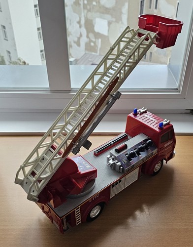Großes feuerwehr auto - feuerwehr,